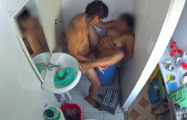 homens pelados no banho