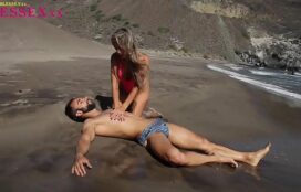 praia de nudismo casal