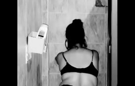 vídeo de mulher tomando banho nua