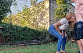 Coroa no lote vago em um vídeo pornô grátis mamando a rola
